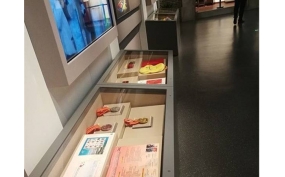 博物館斜面展柜玻璃門制作全流程解析